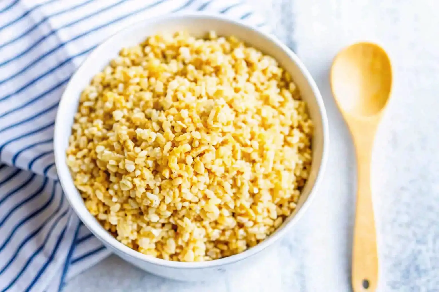 Quinoa Rice: The Perfect Blend of Nutrition and Flavor 5 Fluffy quinoa rice served in a rustic bowl, showcasing a perfect balance of texture and flavor.